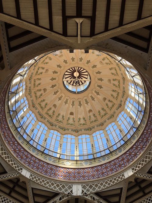 Foto de la cúpula del Mercado Central de Valencia vista desde el interior